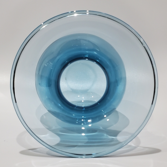 the "Shape" Vase designed by Peter Svarrer for Holmegaard in Water Blue - Picture 6 of 10